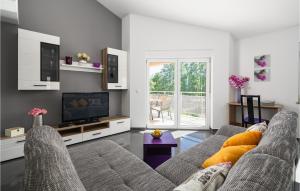 sala de estar con sofá y TV en 6 Bedroom Gorgeous Home In Pazin, en Pazin