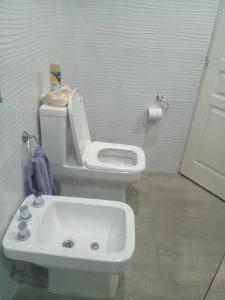 uma casa de banho com um WC e um lavatório em La Fermina em Villa Giardino