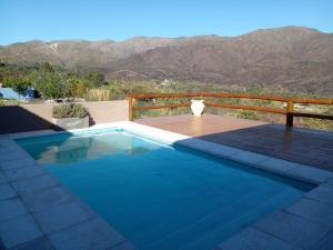 una piscina con vistas a las montañas en La Fermina en Villa Giardino