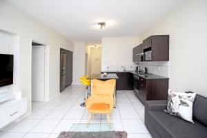 Kitchen o kitchenette sa GREENWICH 2 bedroom 2 bath serv apart with 24hrs electricity