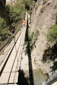 un tren en un puente sobre una montaña en Hotel Rural Huerta del Laurel, en Monachil