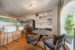 Kuchnia lub aneks kuchenny w obiekcie Spektakuläres Apartment ✩ 7. Stock ✩ kostenlose Parkgarage