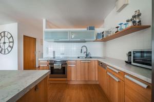 Kuchnia lub aneks kuchenny w obiekcie Spektakuläres Apartment ✩ 7. Stock ✩ kostenlose Parkgarage