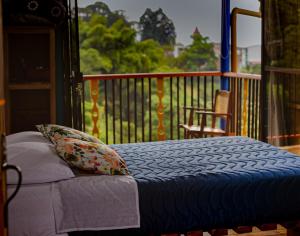 łóżko z poduszką na ganku w obiekcie Jaibaná Spa w mieście Támesis