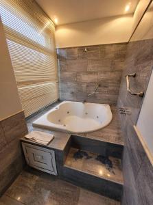 Un baño de Hotel Pórtico Norte