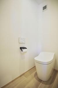 La salle de bains est pourvue de toilettes blanches. dans l'établissement GLANSTELLA CABIN Fujiyamanakako, à Yamanakako