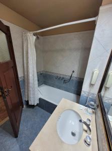 Un baño de Hotel Pórtico Norte