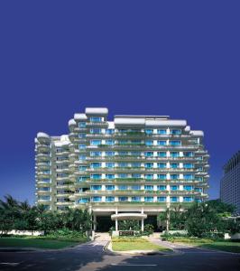 un gran edificio blanco con muchas ventanas en Shangri-La Apartments, en Singapur