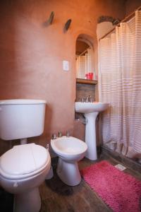 a bathroom with a toilet and a sink at El Cerrito in Maimará