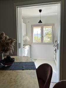 een keuken met een tafel en stoelen en een raam bij Il Cortile in Enna