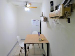 uma cozinha com uma mesa e cadeiras e um frigorífico em Alem Mendoza em Mendoza