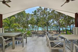 クリフトン・ビーチにあるThe Havannah Beachfront House Clifton Beachの海の景色を望むパティオ(テーブル、椅子付)