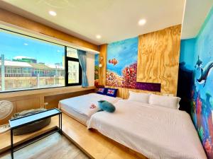 um quarto com uma cama e uma grande janela em 14 Art Villa em Tainan