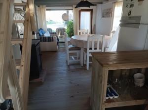 uma cozinha e sala de estar com mesa e cadeiras em Casa Vapahí em Barra de Valizas