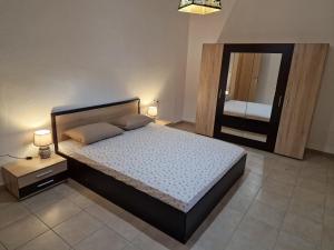 A bed or beds in a room at Sabine
