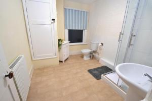 e bagno con servizi igienici, lavandino e doccia. di Rose House Entire House WiFi 3 Bed Garden Maidstone - Kent a Maidstone