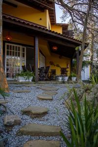 una casa con una pasarela de piedra delante de ella en Villa Bella Ferradura en Búzios