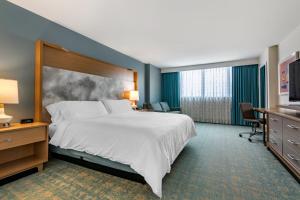 una camera d'albergo con un letto grande e una scrivania di Holiday Inn Orlando – Disney Springs® Area by IHG a Orlando