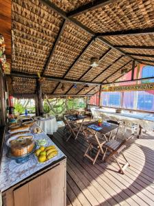 蜂蜜島的住宿－Pousada Do Chicão，户外厨房在甲板上配有桌椅
