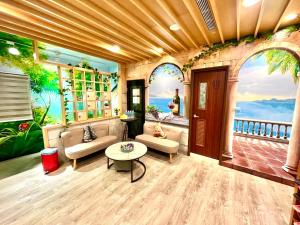 uma sala de estar com uma pintura do oceano em 14 Art Villa em Tainan