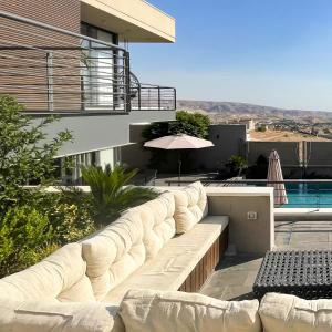 Foto dalla galleria di Stay Chalet Deadsea a Ash Shāghūr