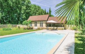 uma piscina em frente a uma casa em 2 Bedroom Amazing Home In St Antoine De Breuilh em Saint-Antoine-de-Breuilh