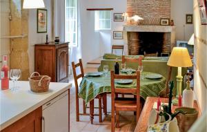 uma cozinha e sala de estar com uma mesa e um sofá em 2 Bedroom Amazing Home In St Antoine De Breuilh em Saint-Antoine-de-Breuilh