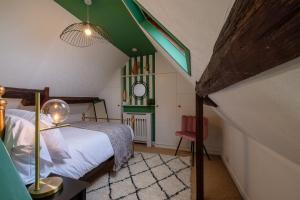 una camera con letto e soffitto verde di Stay in the heart of Isle of Wight in 2BDR apt a Newport