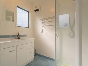 Ένα μπάνιο στο Hillside Haven - Tairua Holiday Home +22 φωτογραφίες