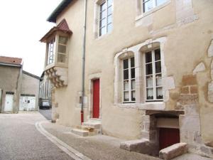 an old building with a red door on a street at Gîte Void-Vacon, 4 pièces, 6 personnes - FR-1-585-46 in Void