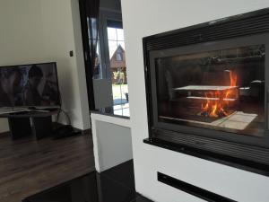 Telewizja i/lub zestaw kina domowego w obiekcie Modern holiday homes for 8 people with the pool