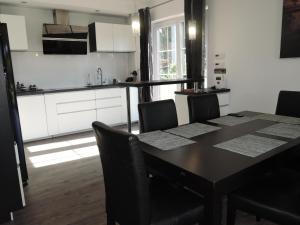 Kuchnia lub aneks kuchenny w obiekcie Modern holiday homes for 8 people with the pool