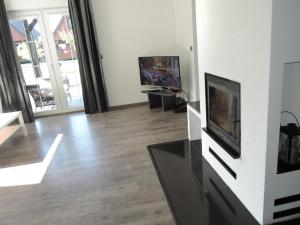 Telewizja i/lub zestaw kina domowego w obiekcie Modern holiday homes for 8 people with the pool