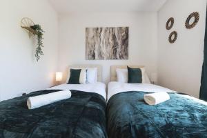サウサンプトンにあるEmerald - 2 bedroom flat - sleeps 5 with parking.のベッド2台が隣同士に設置された部屋です。