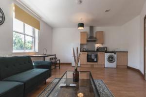 sala de estar con sofá y mesa en Emerald - 2 bedroom flat - sleeps 5 with parking., en Southampton