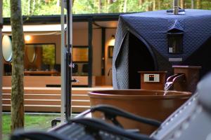 a backyard with a bird house and a fountain at Fuji Fumoto Forest Onsen ふじ ふもとの森温泉 in Fujikawaguchiko +109 photos