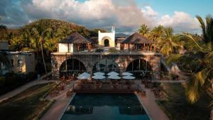 einen Luftblick auf ein Resort mit einem Pool in der Unterkunft Outrigger Mauritius Beach Resort in Bel Ombre