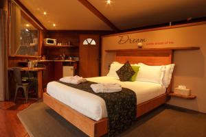 um quarto com uma cama com toalhas em Eagle View Escape em Rydal
