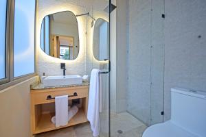 W łazience znajduje się umywalka i lustro. w obiekcie Boutique Hotel Durango219 w mieście Meksyk