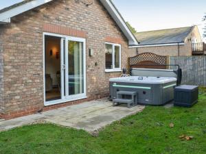 a backyard with a hot tub in the yard at Teds Place in Carnaby