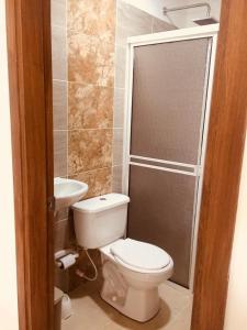 Koupelna v ubytování Cabañas Paulamar-Apto 3- Tolu