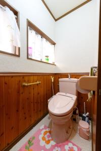 a bathroom with a toilet and a sink at すなだの家 in Uwajima