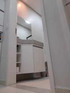 een keuken met witte kasten in een kamer bij FLATS TAVARES ARAUJO 202 in Garanhuns