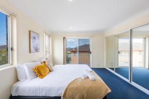 Unit 1 6 Convent Lane - LJHooker Yamba客房内的一张或多张床位
