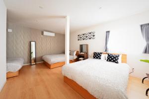 1 dormitorio con 2 camas en una habitación en APHONGO HOTEL, en Tsukisappu