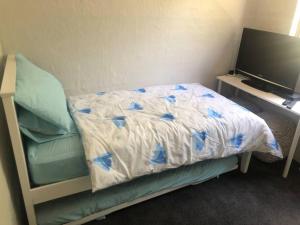 Between the Beach Flags Private Luxury Family Fun Hideaway客房内的一张或多张床位