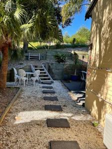 Between the Beach Flags Private Luxury Family Fun Hideaway外面的花园