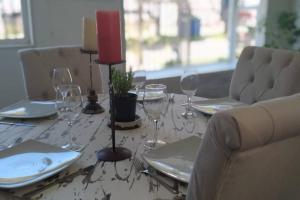 una mesa con copas de vino encima en Acogedor bungalow house en barrio residencial, en Puerto Montt