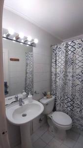 A bathroom at Acogedor bungalow house en barrio residencial