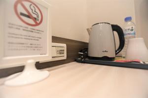 Příslušenství pro přípravu čaje a kávy v ubytování Chair Man Hotel